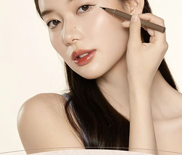 Slim Liquid Eyeliner - 4 Classic Ultra-Fine Colours - #01 Black - 400mg (new version)
