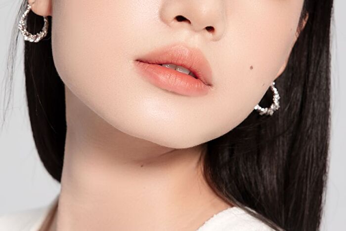 Veecci Essence Long-Lasting Air Cushion - 2 Colors - K01# Porcelain (Mini) - 4.5g