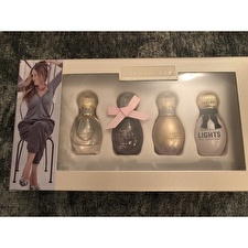 Sarah Jessica Parker Set Sarah Jessica Parker: Lovely Eau De Parfum For Women 5ml *miniature & Born Lovely Eau De Parfum For Women 5ml *miniature & Lovely You Eau De Parfum For Women 5ml *miniature & Lovely Lights Eau De Parfum For Women 5ml